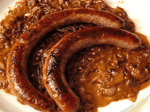 Bratwurst mit Zwiebel-Sauce