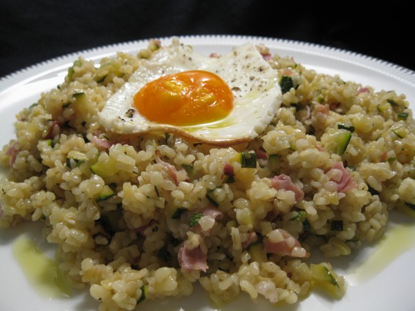 Bulgur mit Zucchini, Speck und Spiegelei