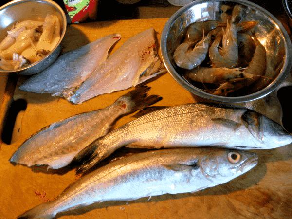 Fischsuppe Zutaten: Tintenfische, Garnelen,  Dorade, Wolfsbarsch und Wittling