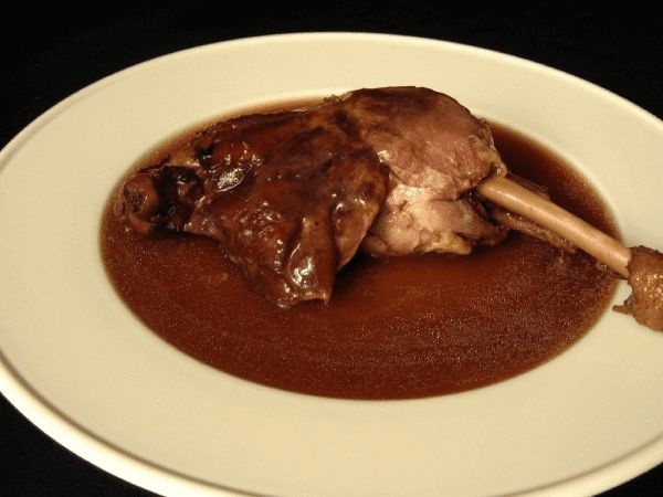 Geschmorte  Entenkeule  mit Rotwein-Zwetschgen Sauce Geschmorte  Entenkeule  mit Rotwein-Zwetschgen Sauce
