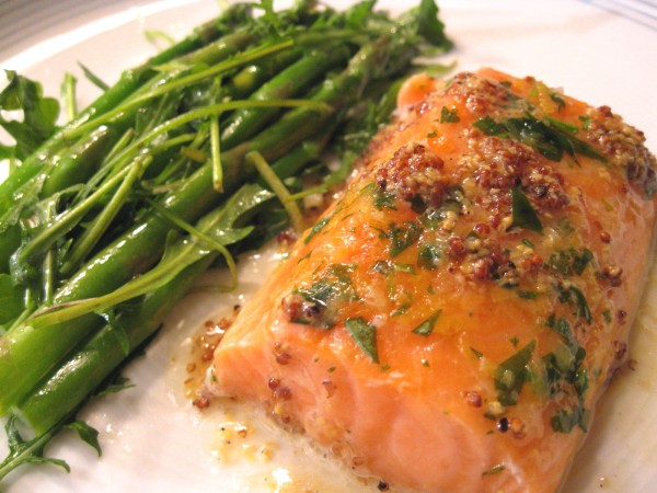 Gebeizter Lachs mit Dijonsenf-Vinaigrette und  Spargelsalat