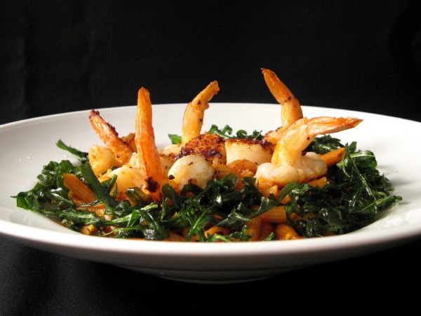 Vor dem Kochen frittierte Nudeln mit Garnelen, Jakobsmuscheln und Rauke Vor dem Kochen frittierte Nudeln mit Garnelen, Jakobsmuscheln und Rauke