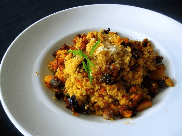 Quinoa mit Kürbis, Backpflaumen und Schalotten