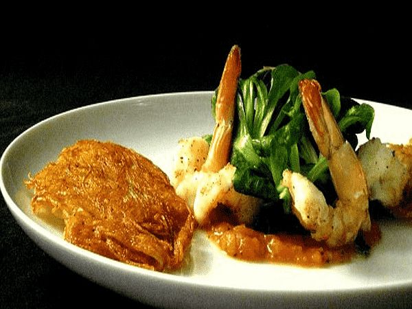 Tomatenkompott mit Garnelen und Feldsalat mit Orangendressing sowie Kartoffel-Rösti.